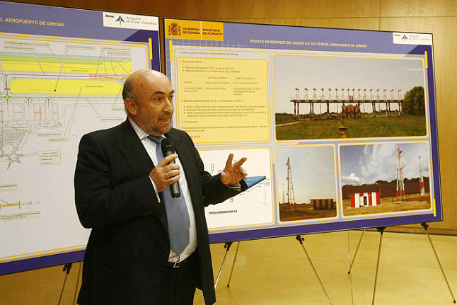 Enrique Gonz�lez (Director de Navegaci�n A�rea de AENA) explicando el sistema ILS en el aeropuerto de Girona-Costa Brava (29 Octubre 2009)
